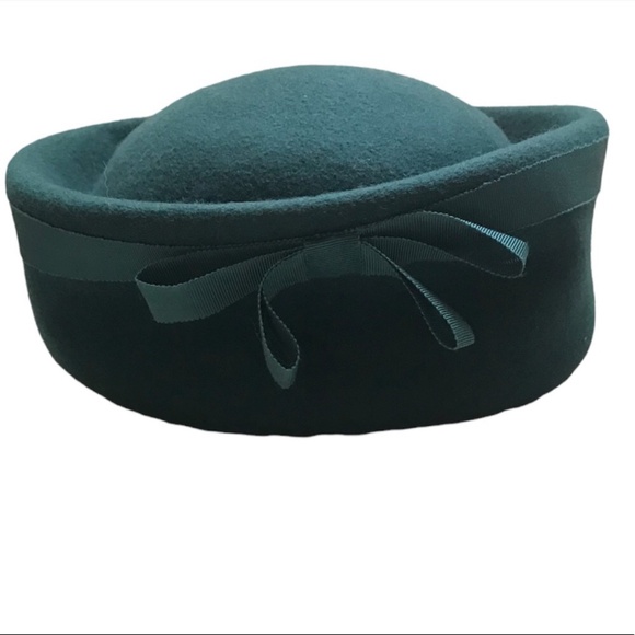 Vintage Accessories - Vintage Green Pillbox Hat With Ribbon Bow Made for Eaton Canada EUC